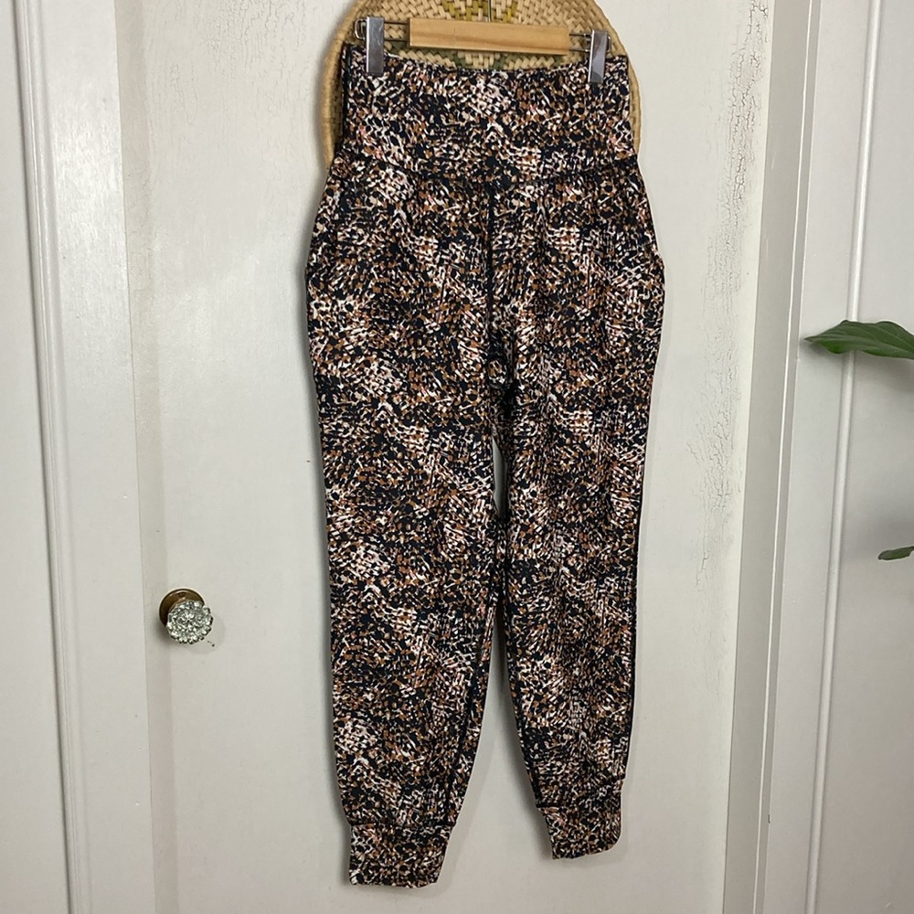 NWOT Size: M Old Navy Exercise Pants Animal Print